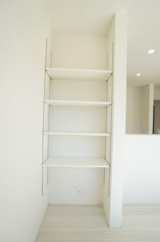 リナージュ常滑市小倉町8丁目第一期　3号棟の収納|リビングに収納棚があり、インテリア雑貨を飾ったり、書類やパソコン置き場としても活躍しそうなスペースです。