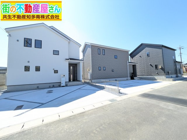 リナージュ常滑市小倉町8丁目第一期　3号棟の外観|明るい光が差し込む開放的な区画です！ナチュラルでシンプルな統一感のあるデザインの3棟が並んでいます。