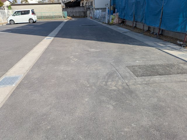 リナージュ常滑市小倉町8丁目第一期　3号棟の前面道路含む現地写真|●○前面道路○●北側5.3ｍの前面道路。