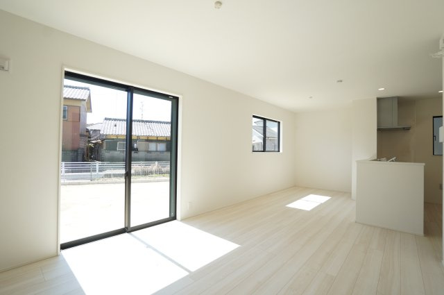 リナージュ常滑市小倉町8丁目第一期　3号棟の居間・リビング|白を基調とした柔らかい雰囲気の17帖のLDK。南側の窓からたっぷりと陽光が注がれる明るい空間♪
ゆったりと家族団らんのひと時を過ごせます。キッチンからもお庭の様子がよく見えます♪