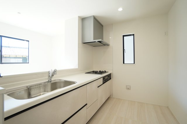 リナージュ常滑市小倉町8丁目第一期　3号棟のキッチン|内装と合わせた明るいカラーのキッチン。インテリアに馴染むスッキリとしたシンプルなデザインです。
家族が過ごすリビングを見守れる対面式のシステムキッチンでコミュニケーションも増えます♪
