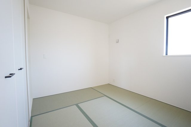 リナージュ常滑市小倉町8丁目第一期　3号棟の和室|リビングとつながる4.5帖の和室は、ちょっとした来客用に客間としても大活躍。
明るい光の入る空間は和室を利用した趣味にも最適です。
大きな収納スペースもあり様々なシーンで活用できます。