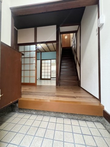 塩屋町3丁目戸建の玄関
