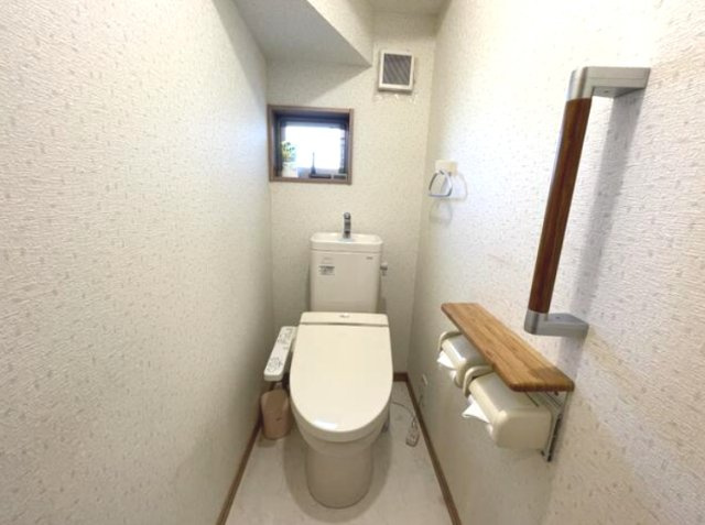 八街市八街ほ　中古戸建のトイレ|平成27年10月築  リビング約17.5帖  上下水 敷地約87坪 JR総武本線八街駅徒歩約16分