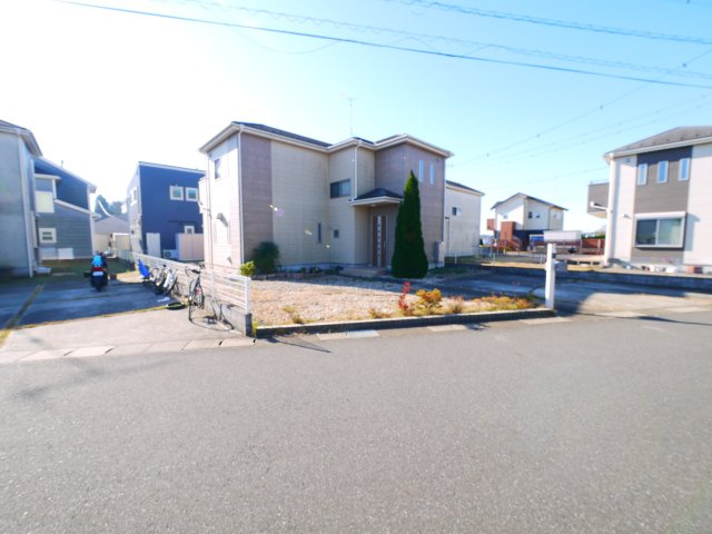 八街市八街ほ　中古戸建の駐車場|平成27年10月築  リビング約17.5帖  上下水 敷地約87坪 JR総武本線八街駅徒歩約16分