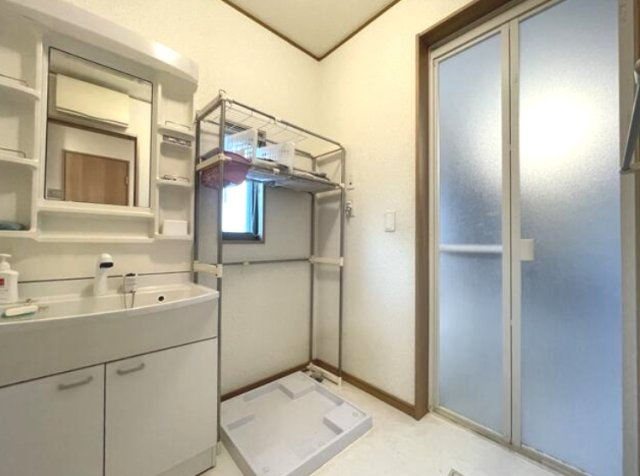 八街市八街ほ　中古戸建の独立洗面台|平成27年10月築  リビング約17.5帖  上下水 敷地約87坪 JR総武本線八街駅徒歩約16分