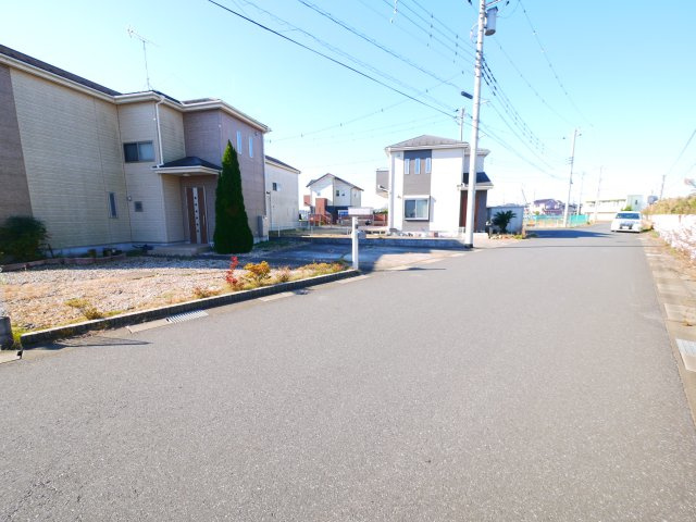 八街市八街ほ　中古戸建の前面道路含む現地写真|平成27年10月築  リビング約17.5帖  上下水 敷地約87坪 JR総武本線八街駅徒歩約16分