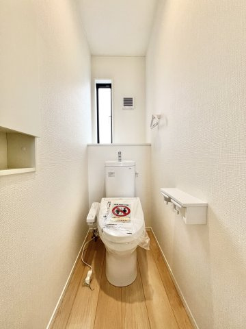 中央区鴨江3丁目　第2　1号棟のトイレ|トイレは各階に設置されており、忙しい朝の時間帯もスムーズに使用可能です。
