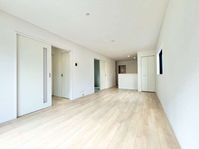 中央区鴨江3丁目　第2　1号棟の居間・リビング|16.6畳のLDKは落ち着いた雰囲気。家族みんなでのびのびと過ごすのにピッタリです！
