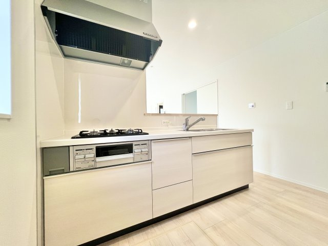 中央区鴨江3丁目　第2　1号棟のキッチン|キッチンには小窓があり、換気にも優れております。
