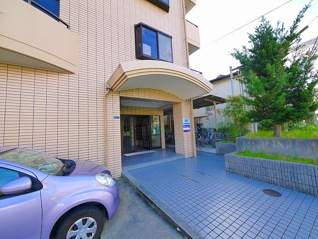 あやめ池ガーデンハイツのエントランス|清潔なエントランスです