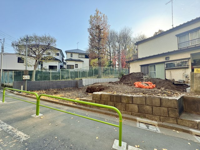 練馬区土支田4丁目 限定1棟の外観|南東側は建物がなく開放的
緑の風吹き抜ける潤いある住環境です
圧迫感も軽減され陽当り・風通し良好な家が誕生いたします