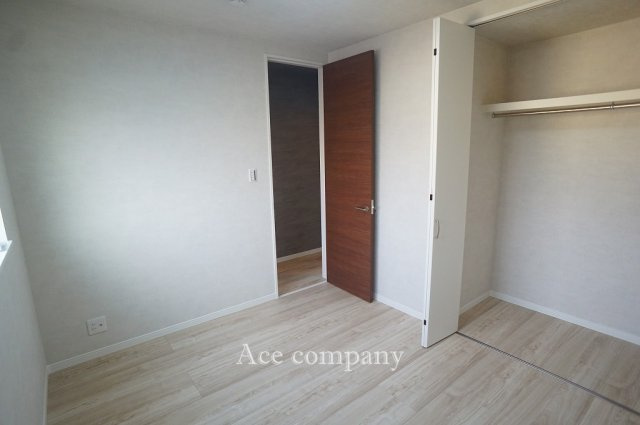 【子供部屋】 | 八尾市東本町5丁目 | 【3階：洋室5.2帖】クローゼット完備です♪