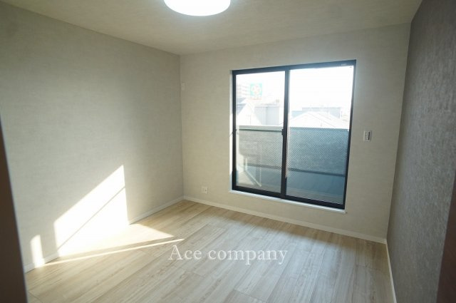 【寝室】 | 八尾市東本町5丁目 | 【3階：洋室6.1帖】バルコニーに面したお部屋です☆