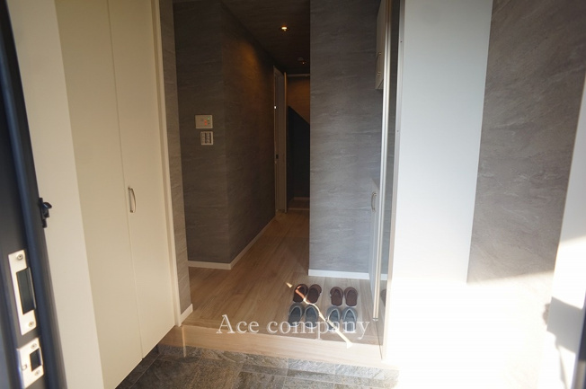 【玄関】 | 八尾市東本町5丁目 | 玄関収納たっぷり♪両サイドに収納完備です♪【ミラー付きのシューズボックス＋シューズクローク】