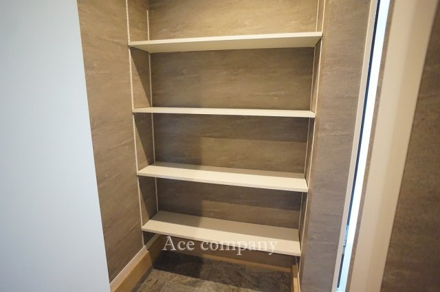 【収納】 | 八尾市東本町5丁目 | シューズクロークは廊下と玄関の2WAY♪可動式の棚付きです♪