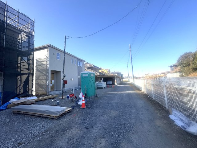 新築　太田市大原町第８　クレイドルガーデン　１号棟の前面道路含む現地写真|現地写真　北側接道幅員約4ｍ	