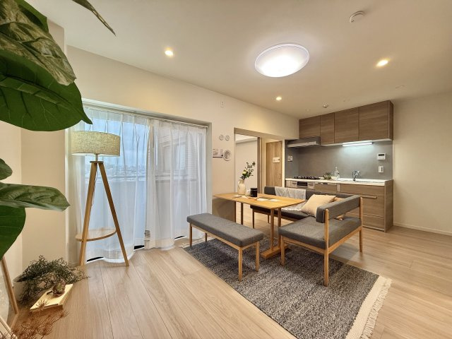レクセル梅ヶ丘の居間・リビング|のびやかに広がるリビングは、一年を通して爽やかな光と風に癒される家族のなごみ空間。

現地ご見学希望・資料請求などお気軽にお問い合わせ下さい！
03-5990-5201