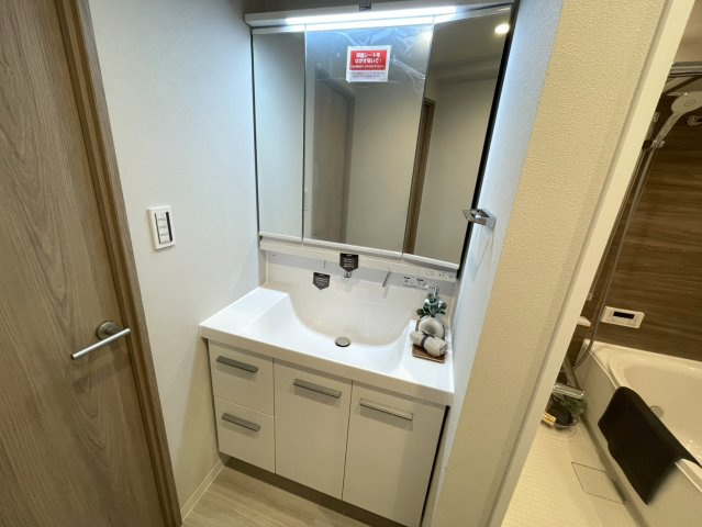 レクセル梅ヶ丘の独立洗面台|ミラー裏には収納があるため、洗面化粧台もスッキリ！

現地ご見学希望・資料請求などお気軽にお問い合わせ下さい！
03-5990-5201