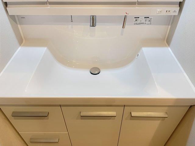 レクセル梅ヶ丘の独立洗面台|清潔感があり収納も豊富な洗面化粧台は、毎朝の準備に役立ちます。

現地ご見学希望・資料請求などお気軽にお問い合わせ下さい！
03-5990-5201