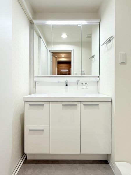 リエール若松町の洗面所|スペースが確保できる洗面所です