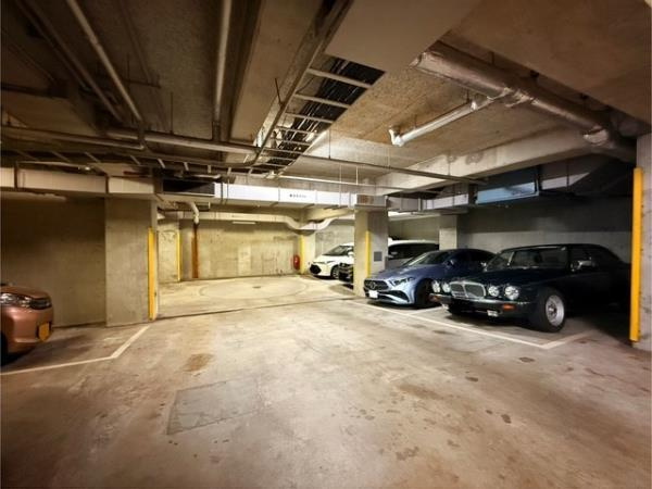 リエール若松町の駐車場|駐車場に車を止められます