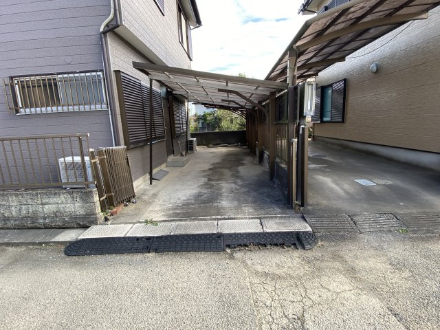 大網貸家の駐車場