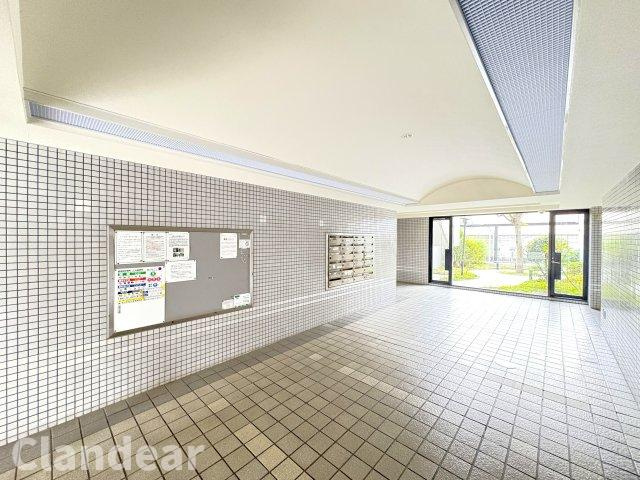 グリーンパーク六木Ⅱのロビー|ドキドキの新生活も、安心してスタート。ぴったりの住まいを見つけませんか？クランディアが一緒に住まい選びをサポートします‼　まずは、お気軽にお問合せください　＃クランディア