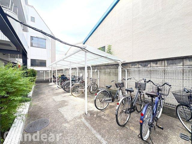 グリーンパーク六木Ⅱの駐輪場|ドキドキの新生活も、安心してスタート。ぴったりの住まいを見つけませんか？クランディアが一緒に住まい選びをサポートします‼　まずは、お気軽にお問合せください　＃クランディア