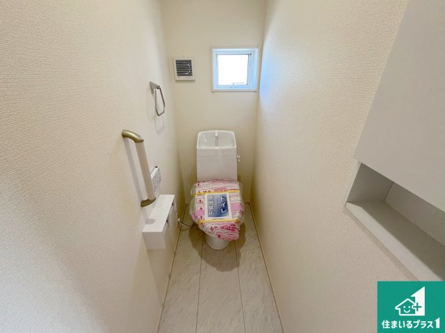 現地説明会開催　栗東市綣　新築一戸建てのトイレ|1・2階の2ヶ所にあるので、朝の忙しい時間の順番待ちもなく、深夜の利用にも大変便利です。