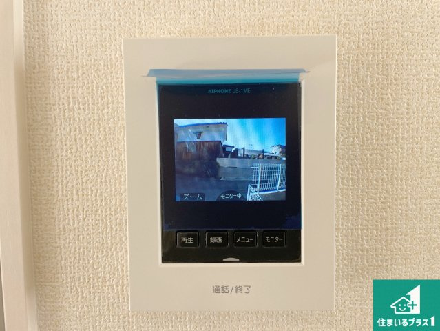 現地説明会開催　栗東市綣　新築一戸建ての防犯設備|カラーモニターインターホン！声だけでなく来訪者の姿や顔がモニターで確認できるので、小さなお子様がいらっしゃるご家庭でも安心できます！