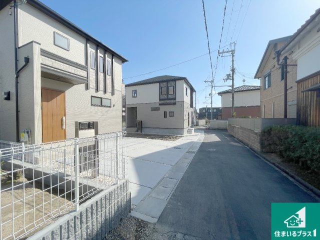 現地説明会開催　栗東市綣　新築一戸建ての前面道路含む現地写真|周辺は閑静な住宅街！前面道路広々で車の出し入れも便利です。駐車が苦手な方でも安心して車庫入れできます！