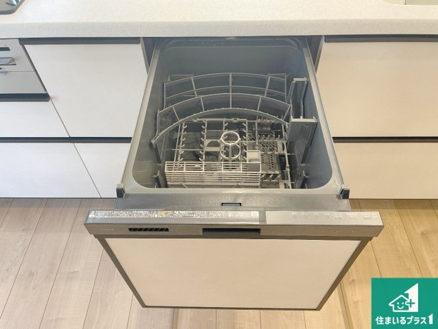 現地説明会開催　栗東市綣　新築一戸建ての設備|食事後の一仕事、食器洗いをボタン一つでお任せできちゃいます！場所を取らないビルトイン式なので、お料理スペースもしっかり確保！