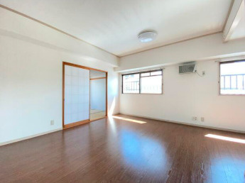 【居間・リビング】 | リバーサイドテラス | ゆったりとした居間です