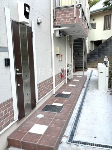 横浜市鶴見区北寺尾３丁目のアパートのエントランス