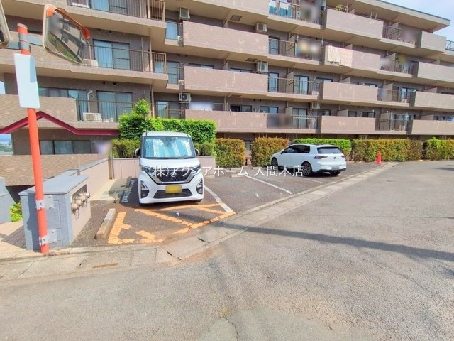 コスモ入間の駐車場