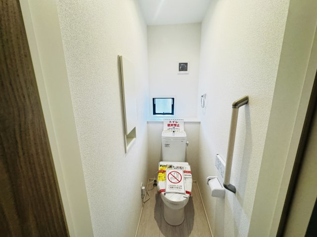 新築　太田市亀岡町3期　GRAFARE　１号棟のトイレ|現地写真　節水タイプのウォシュレット付きトイレ、水道料節約に一役買います！							
