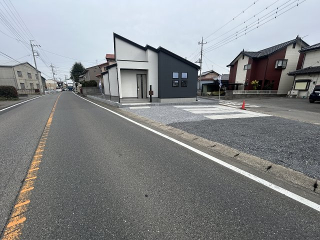 新築　太田市亀岡町3期　GRAFARE　１号棟の前面道路含む現地写真|現地写真　北側接道幅員約8ｍ　南側接道幅員約4ｍ	