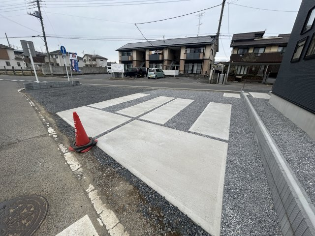 新築　太田市亀岡町3期　GRAFARE　１号棟の駐車場|現地写真　駐車スペースは並列3台分可能です！

