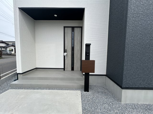 新築　太田市亀岡町3期　GRAFARE　１号棟の玄関|現地写真　TVモニター付きドアホンでセキュリティも安心です！
