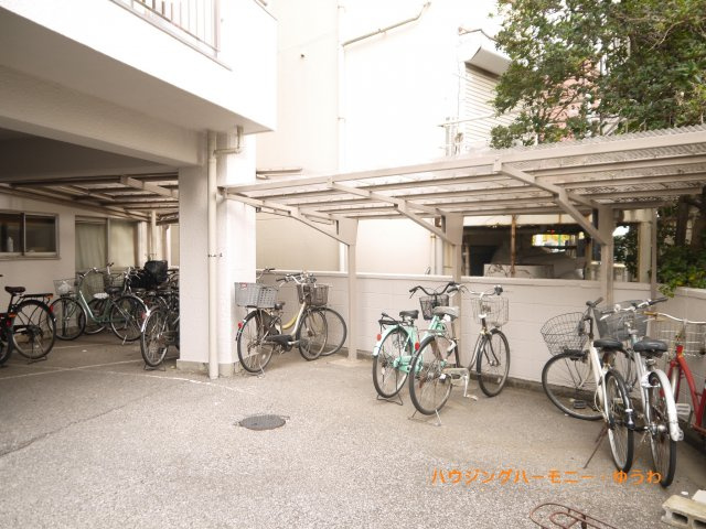 【駐輪場】 | マンションときわ台 | 屋根付きの駐輪場となっていますので、雨の日でも大切な自転車が濡れずに済みます。