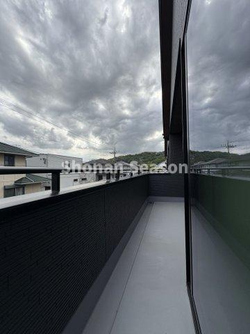 【バルコニー】 | 大型バルコニーには２部屋から出入り可能です◎