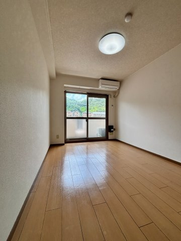 ヴァレ谷上の洋室