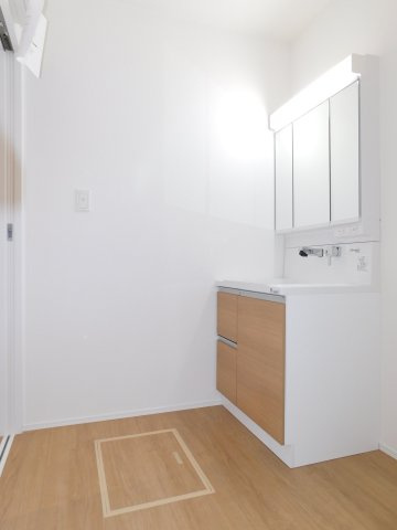 名古屋市南区星崎１丁目の新築一戸建の独立洗面台|◇洗面室◇　　三面鏡シャンプードレッサー　くもり止め仕様　床下収納