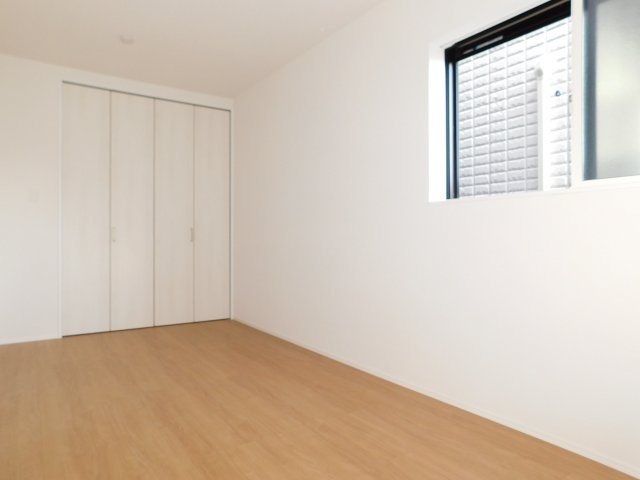 名古屋市南区星崎１丁目の新築一戸建の洋室|◇１階洋室◇　　南面で明るい洋室６．８帖　収納完備♪