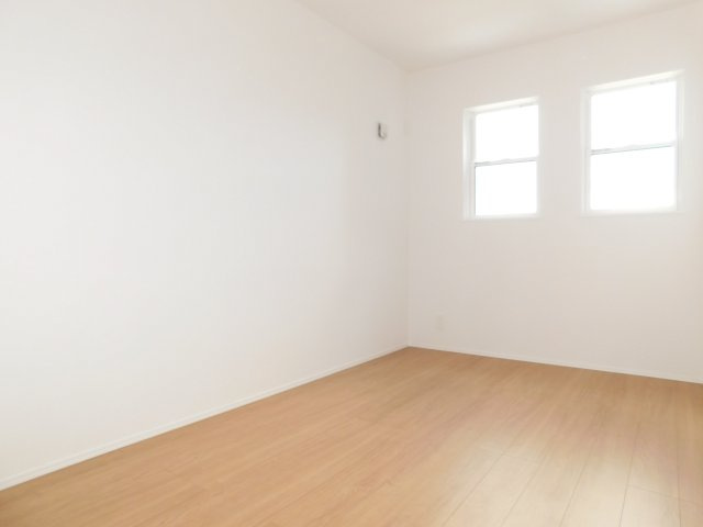 名古屋市南区星崎１丁目の新築一戸建の洋室|◇２階洋室◇　　明るい洋室５．０帖　リビングの続き間としても利用できます♪