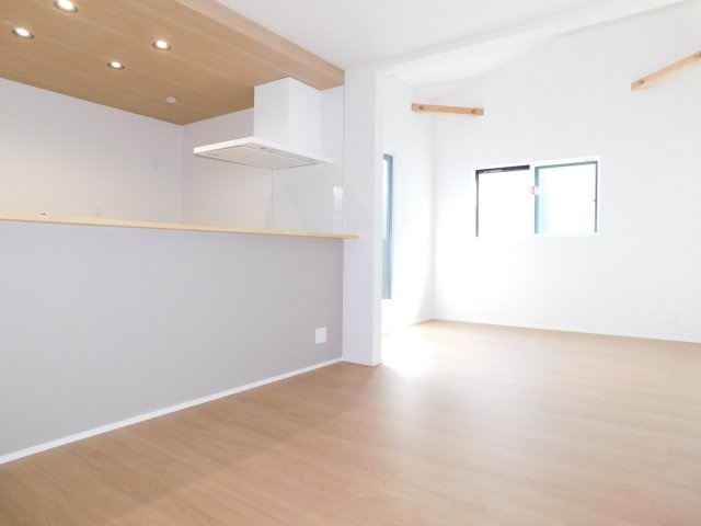 名古屋市南区星崎１丁目の新築一戸建の居間・リビング|◇リビング◇　　南面で明るいリビング１６．７帖　折下天井のオシャレなキッチン♪