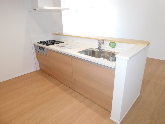 名古屋市南区星崎１丁目の新築一戸建のキッチン|◇キッチン◇　　人気の対面式・人造大理石カウンター・浄水機能付ハンドシャワー・静音仕様シンク・薄型換気扇・Ｓｉセンサーコンロ（３口）・前面コンセント完備