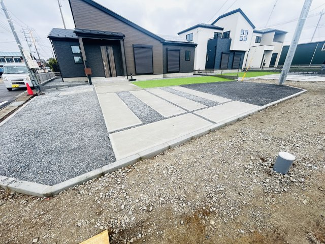 新築　太田市新田上江田町　GRAFARE　１号棟の駐車場|現地写真　駐車スペースは並列3台分可能です！

