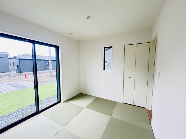 新築　太田市新田上江田町　GRAFARE　2号棟の和室|現地写真　リビング隣の和室はお子様の遊び部屋としてもちょうどいいですね♪							

